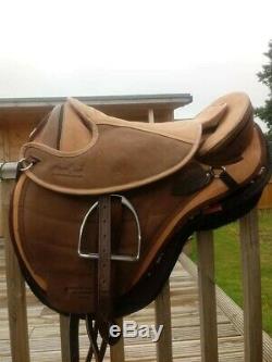 Limited edition, barefoot caramello saddle, in excellent condition. Size 2