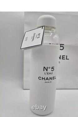 Collection en édition limitée de la fabrique de bouteilles d'eau Chanel No 5. État neuf.