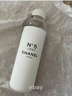 Collection en édition limitée de la fabrique de bouteilles d'eau Chanel No 5. État neuf.