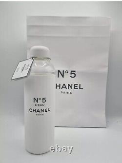 Collection en édition limitée de la fabrique de bouteilles d'eau Chanel No 5. État neuf.