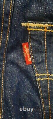 Collection rare de jeans Levi's Red Limited Edition bleu, taille W30 L34, en parfait état.