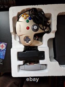 Console Nintendo N64 en édition limitée avec manette dorée, boîte d'origine en excellent état