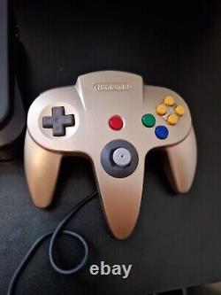 Console Nintendo N64 en édition limitée avec manette dorée, boîte d'origine en excellent état