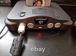 Console Nintendo N64 en édition limitée avec manette dorée, boîte d'origine en excellent état