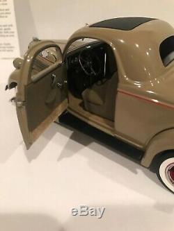 Danbury Mint 1935 Ford Deluxe Coupe Miniature 124 Édition Limitée État Neuf