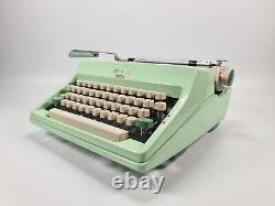 Édition limitée Olympia SM8 Machine à écrire vert menthe, vintage, état neuf