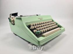 Édition limitée Olympia SM8 Machine à écrire vert menthe, vintage, état neuf