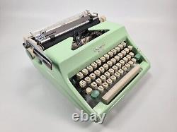 Édition limitée Olympia SM8 Machine à écrire vert menthe, vintage, état neuf