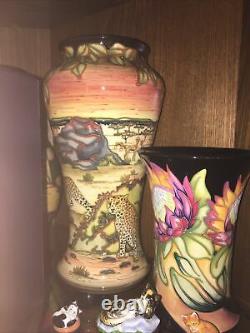 Moorcroft Edition Limitée Cheetahs Tall Vase Pristine Condition