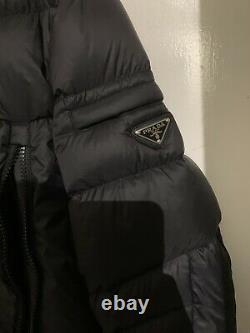 Prada Goose Down Nylon Puffer Jacket Noir 46 Small. Excellent État