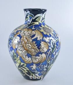 Vase 'Kennet' de Moorcroft par Kerry Goodwin forme 265/7 édition limitée N° 10/25