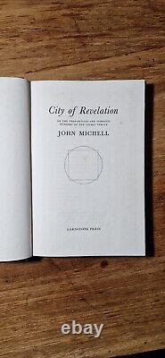 Ville de la Révélation par John Michell Édition signée limitée 1972 en excellent état